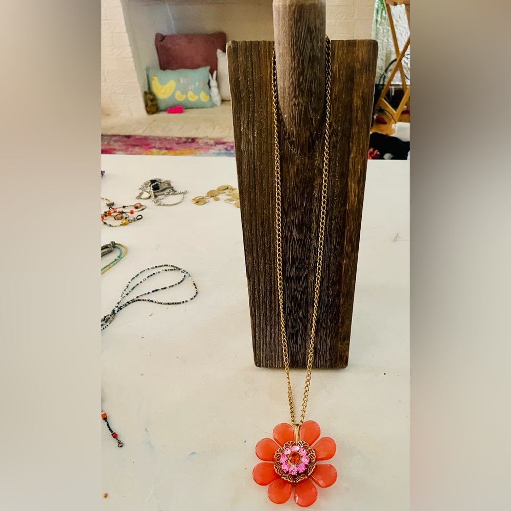 Fun flower necklace - Picture 4 of 4